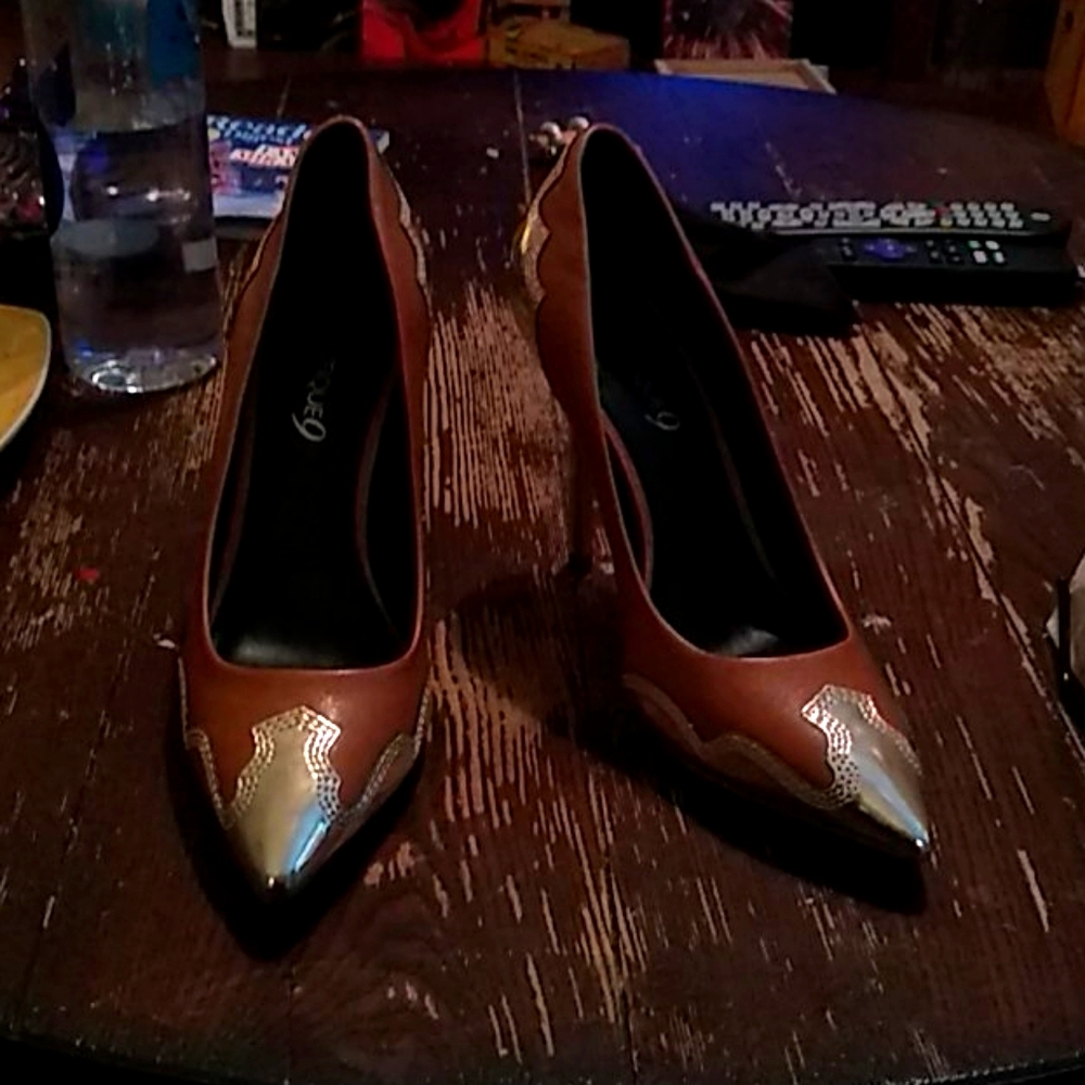 Boutique 9 Taupe and gold leather pumps